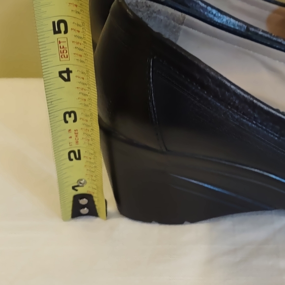 Dockers Black 2 3/4" heels Size 7 - Picture 5 of 9